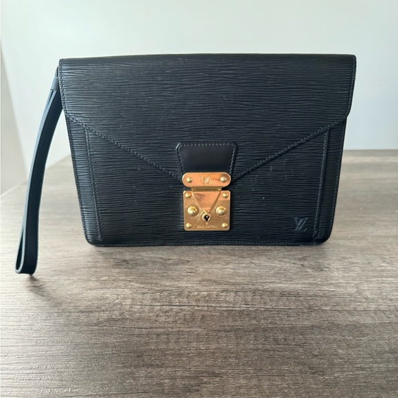 LV Epi wristlet 🖤 - Picture 2 of 6